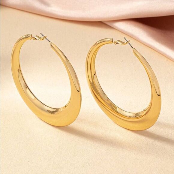 Minimalist Gold Hoop Earrings - Picture 3 of 11